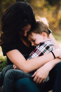 お母さんが男の子を抱きしめている