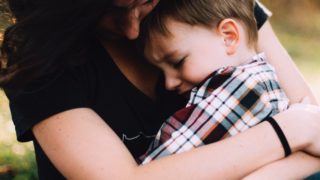 お母さんが男の子を抱きしめている